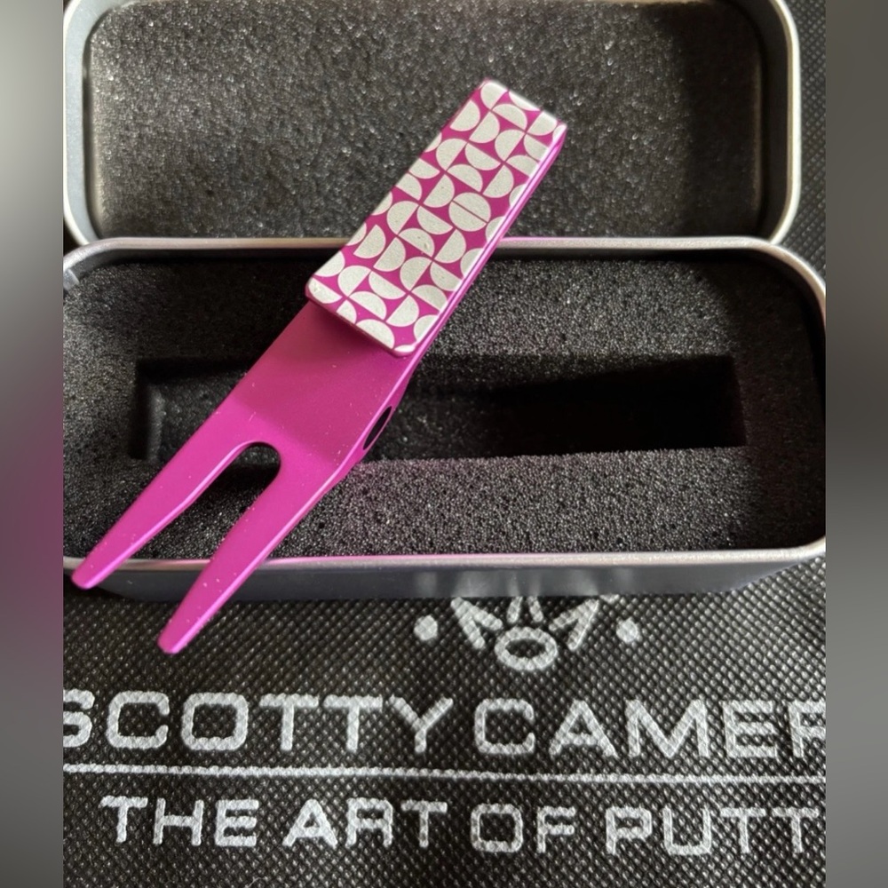 NWT SCOTTY CAMERON GALLERY Collage PINK  Pivot Clip tool w Silver Case Golf